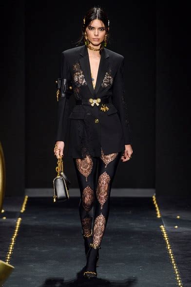 abiti da sera versace collezione autunno inverno 2018 2019|Sfilate : news e aggiornamenti della Maison .